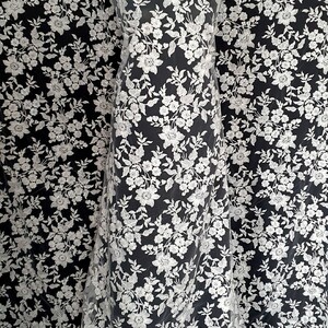 HAFT NA TIULU ZDOBIONY CEKINAMI